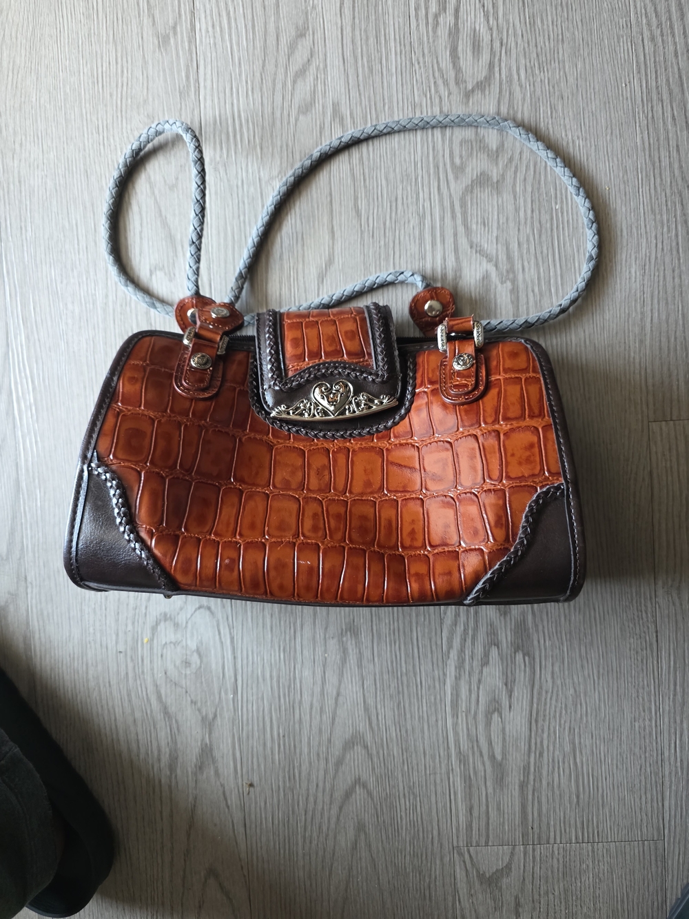 "Bolso M.C. vintage style with multiple compartments and heart detail" - Picture 6 of 10
